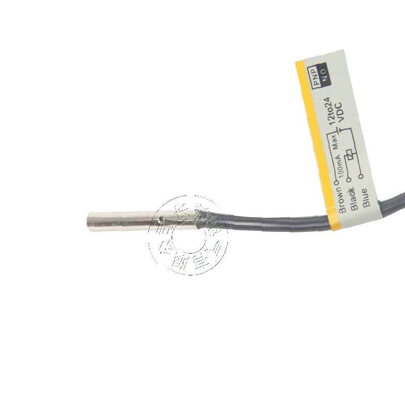 小型圆柱型感应金属传感器E2E-CR8B1-11 B2 E2E-CR8C1 C2接近开关