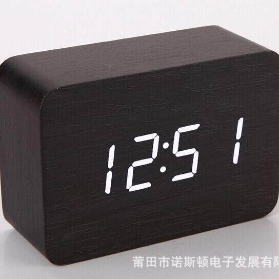 新款直销ins木质闹钟客厅家用温湿度桌面钟多功能电子声控钟夜光
