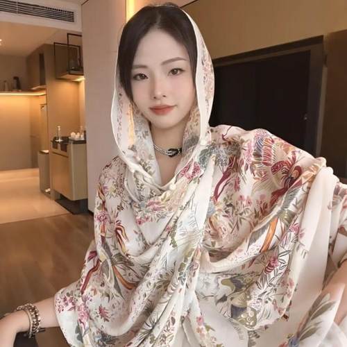高级印花丝巾女2025新款披肩旅行防晒纱巾民族风盘扣围巾海边外搭