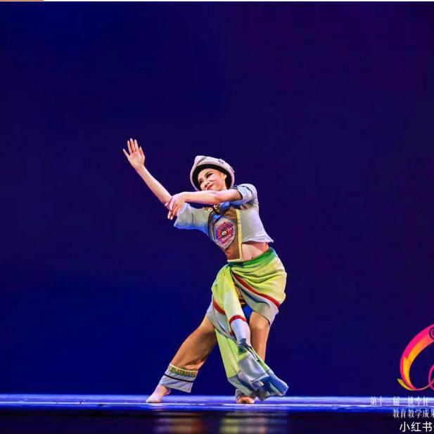 新款第十三届桃李杯舞蹈演出服独舞舞服土家族与山望梦剧目舞服