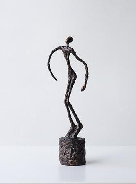 现代抽象铁艺雕塑人物软装饰品展厅样板房直播间柜子装饰陈列艺术