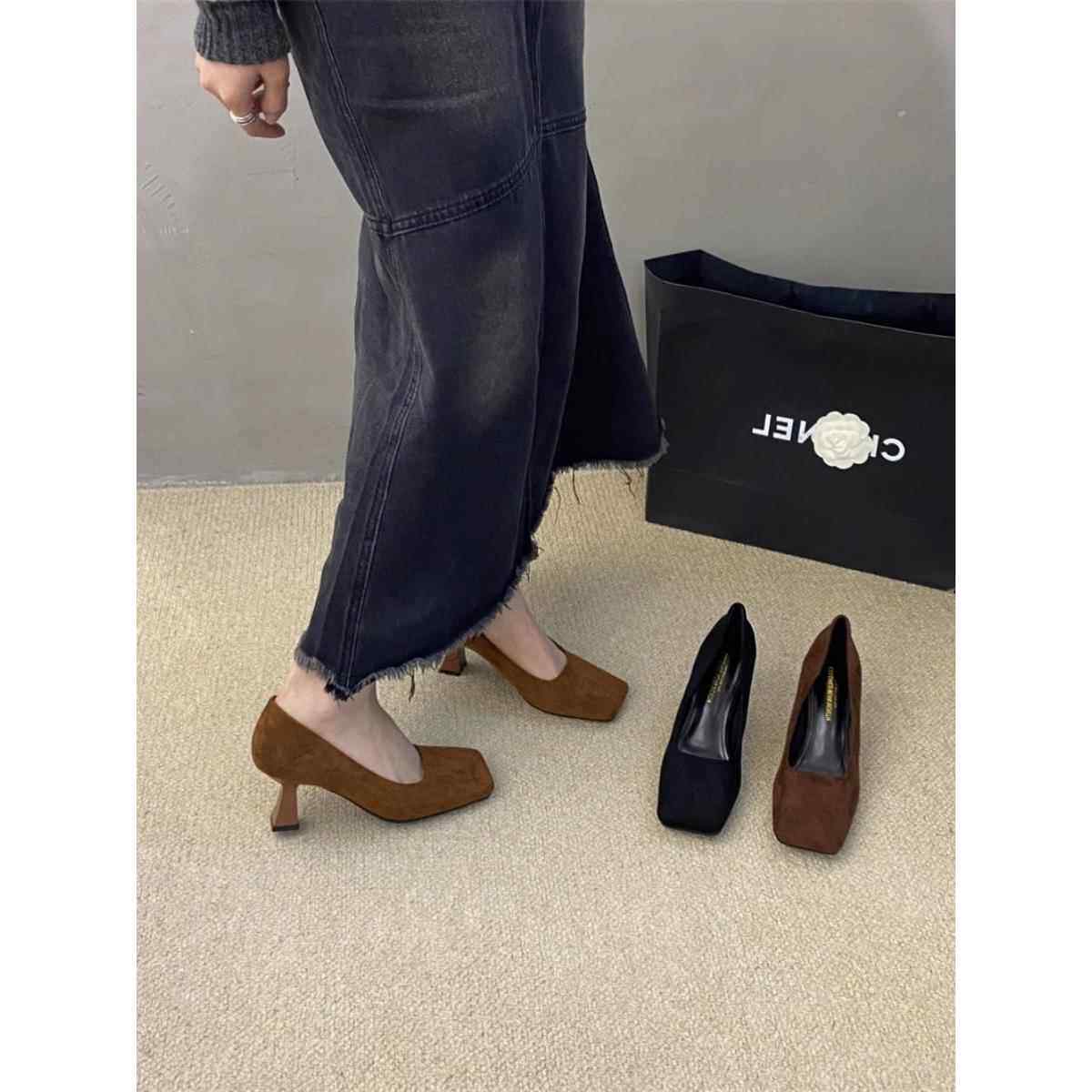 香港气质黑色绒面方头高跟鞋女2025秋季新款职业百搭通勤中跟单鞋