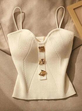 Wearing a strapless suspender for a beautiful back吊带美背女