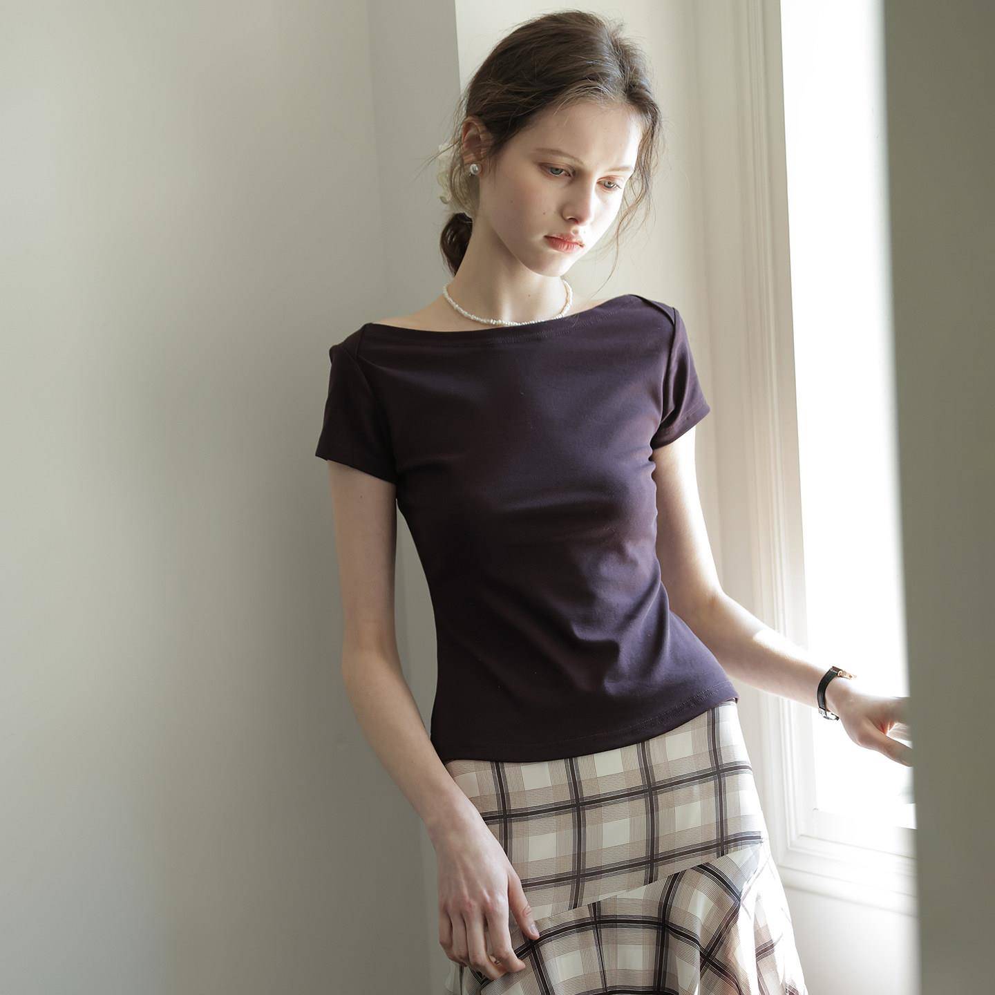 春也白 桑葚紫船领正肩短袖T恤女夏款一字肩半袖修身显瘦气质上衣