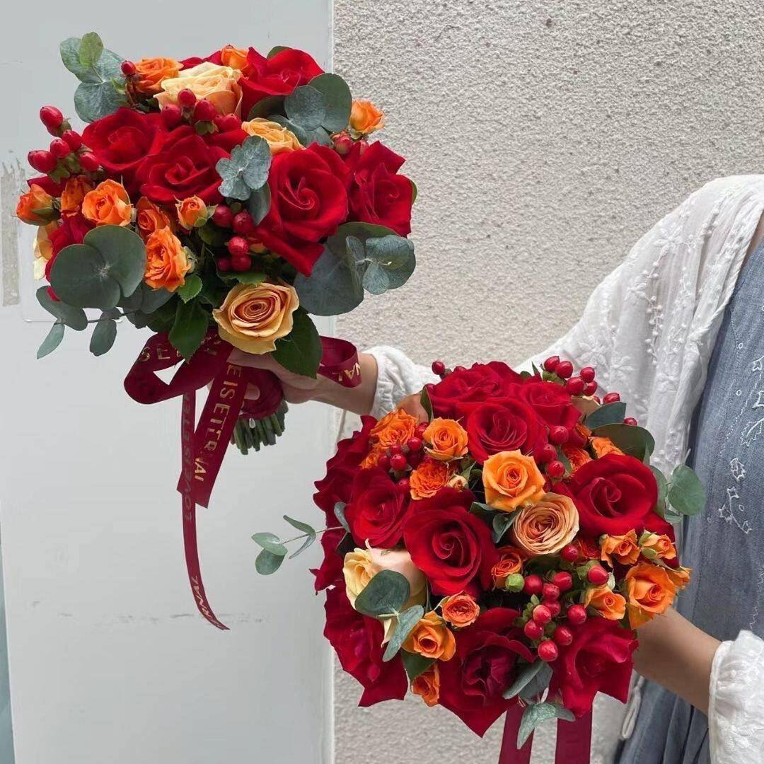 复古新娘手捧花卡布奇诺玫瑰花仿真花婚礼结婚花束拍照红色花球