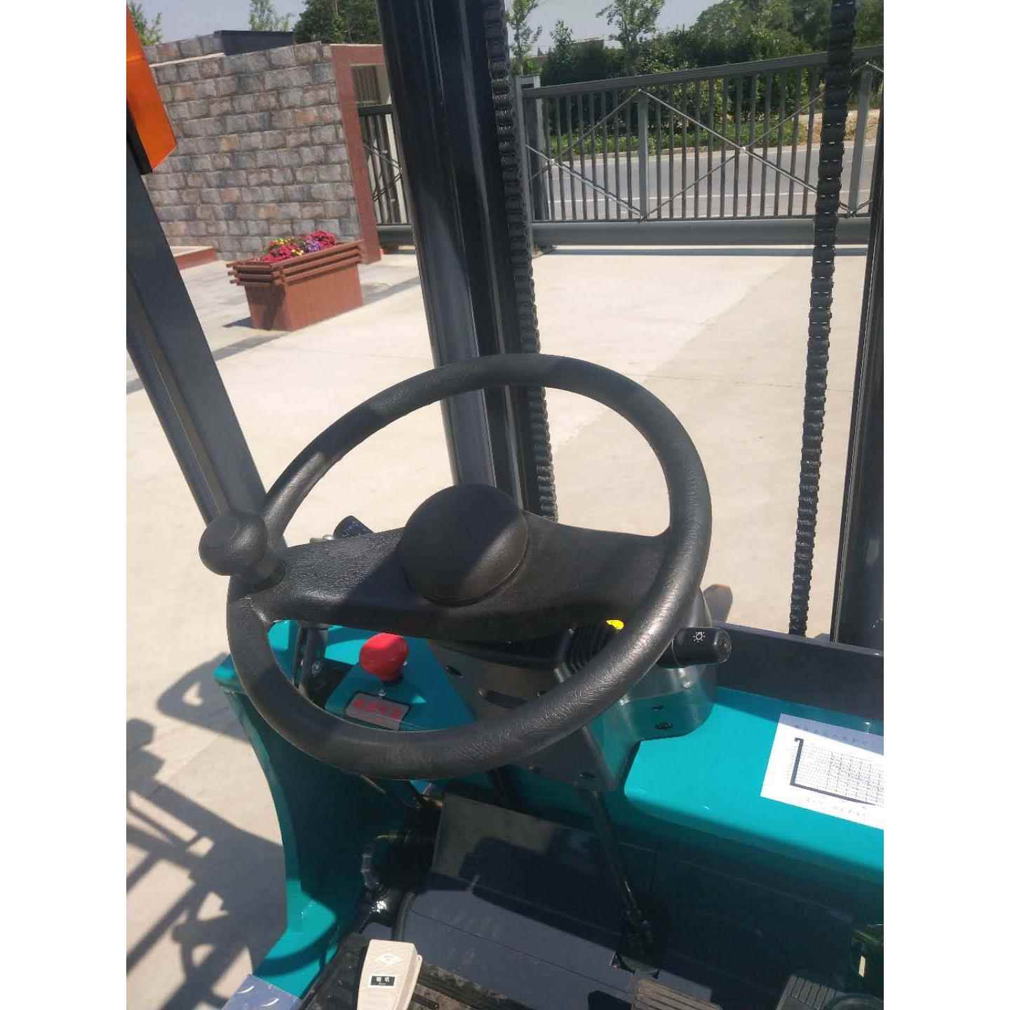 座驾式全电动小巧玲珑型四轮堆高叉车