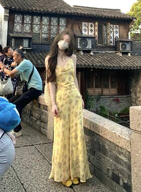 法式黄色碎花荡领吊带洋装女装夏季海边度假绝美收腰薄纱长裙子