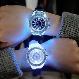 2022炫酷镶钻会发光的手表，原宿韩版时尚，潮男女学生情侣电子表