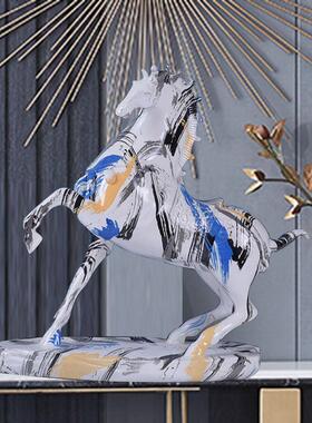 创意马到成功摆件客厅现代彩马酒柜装饰品办公室书房招财开业礼物