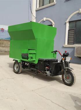 肉牛养殖场撒料车5方投喂车25马力柴油撒草车三轮双侧饲料车