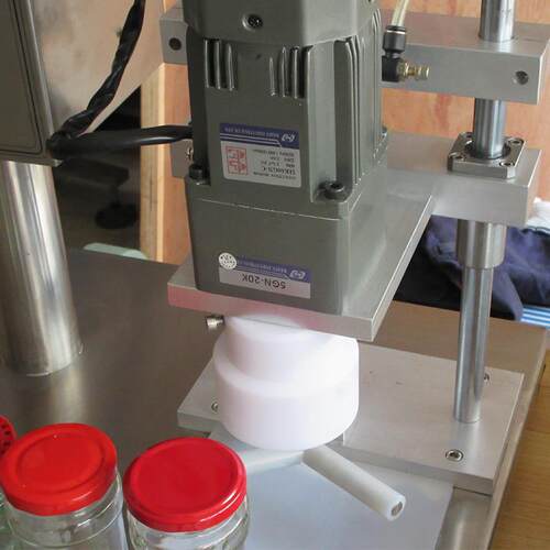 厂家供应半自动旋盖机 圆盖旋盖机 玻璃瓶旋盖机 老干妈盖旋盖机