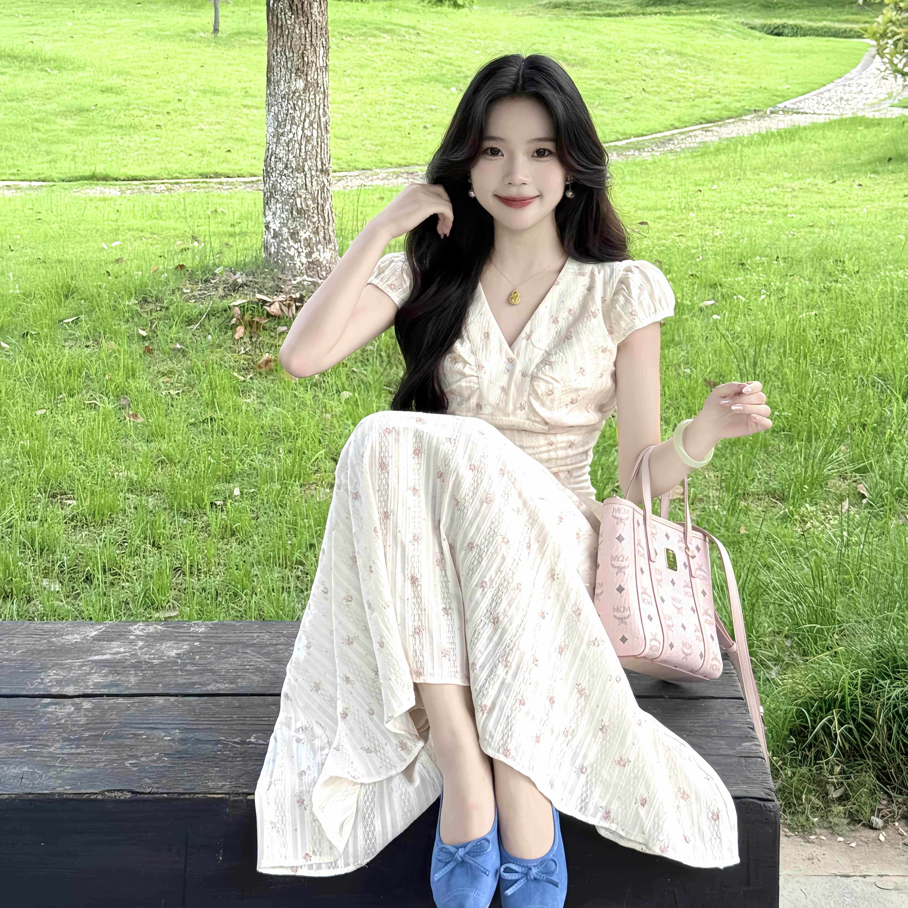 法式温柔风V领碎花连衣裙女夏季甜美初恋绝美漂亮收腰公主长裙子