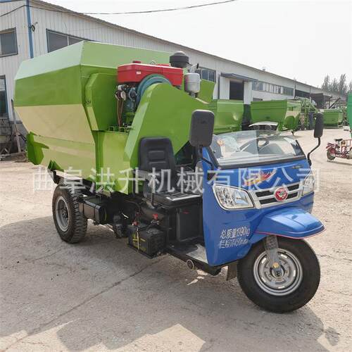 养殖设备柴油撒料车电动3方喂料车25马力三轮投料车
