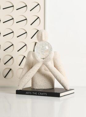 现代极简砂岩抽象手托球人摆雕塑办公室物书柜桌面意创家居装FC-S