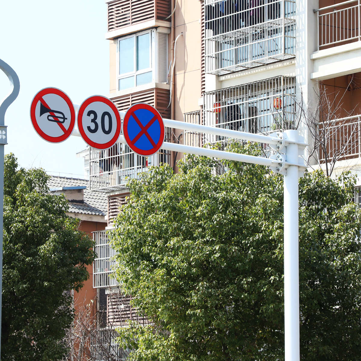 道路标志牌生产厂家 热镀锌交通标志杆交通标志牌 悬臂F型指示牌