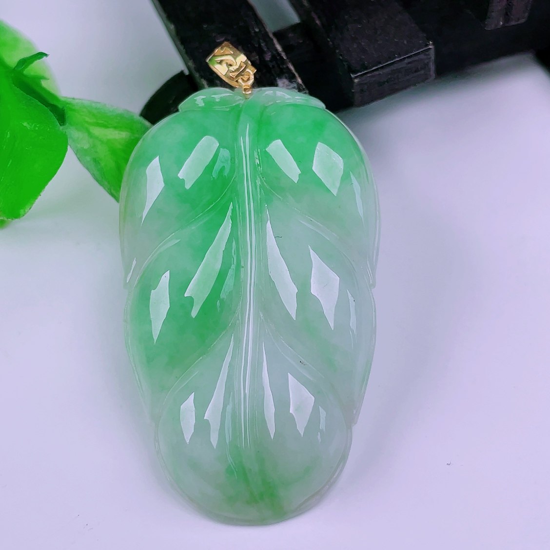 缅甸天然翡翠正品18k金扣头冰飘阳绿花闪拍金枝玉叶玉石吊10.27g