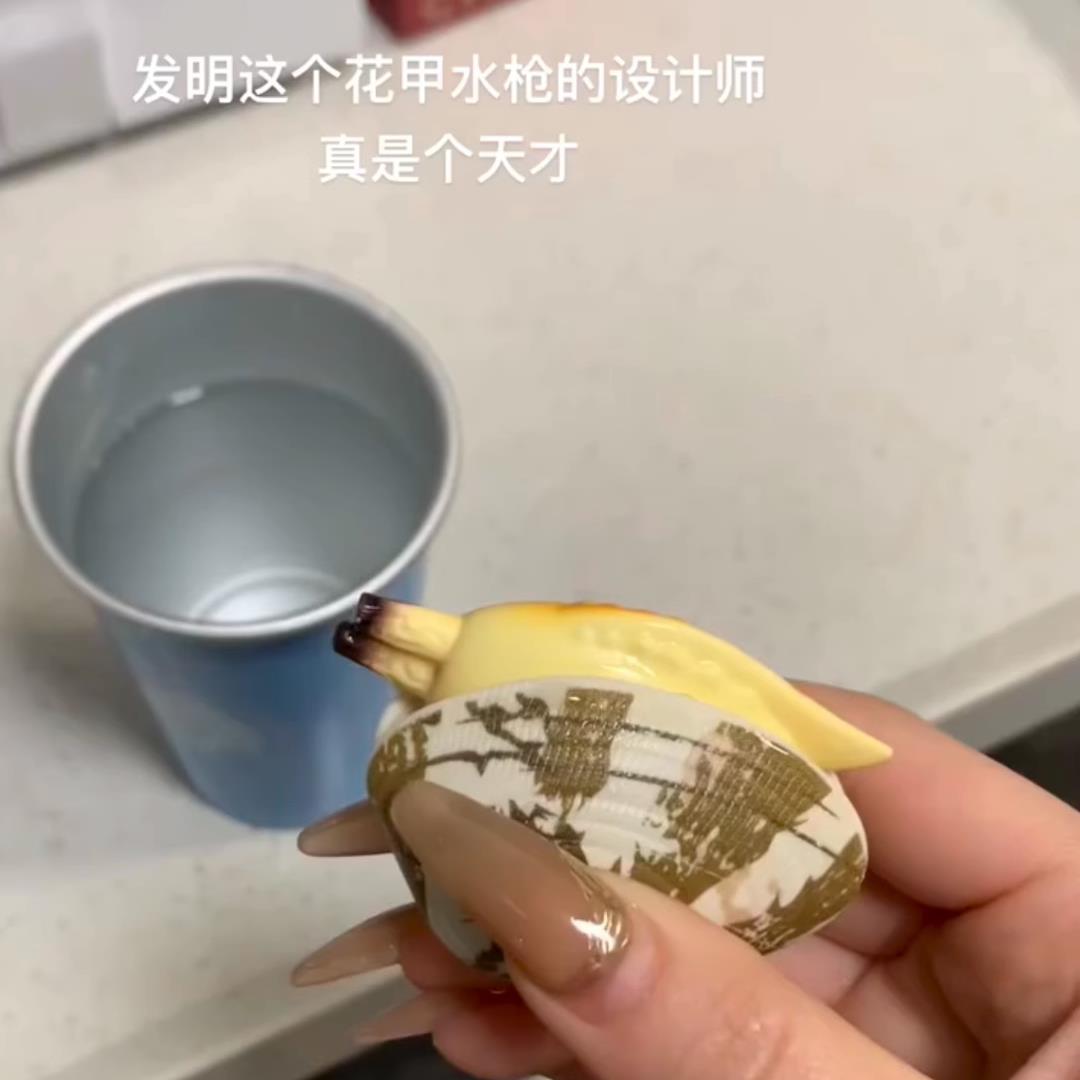 【现货】爆款会吐水的蛤蜊喷水戏水玩具仿真花甲喷水整蛊戏水泳池