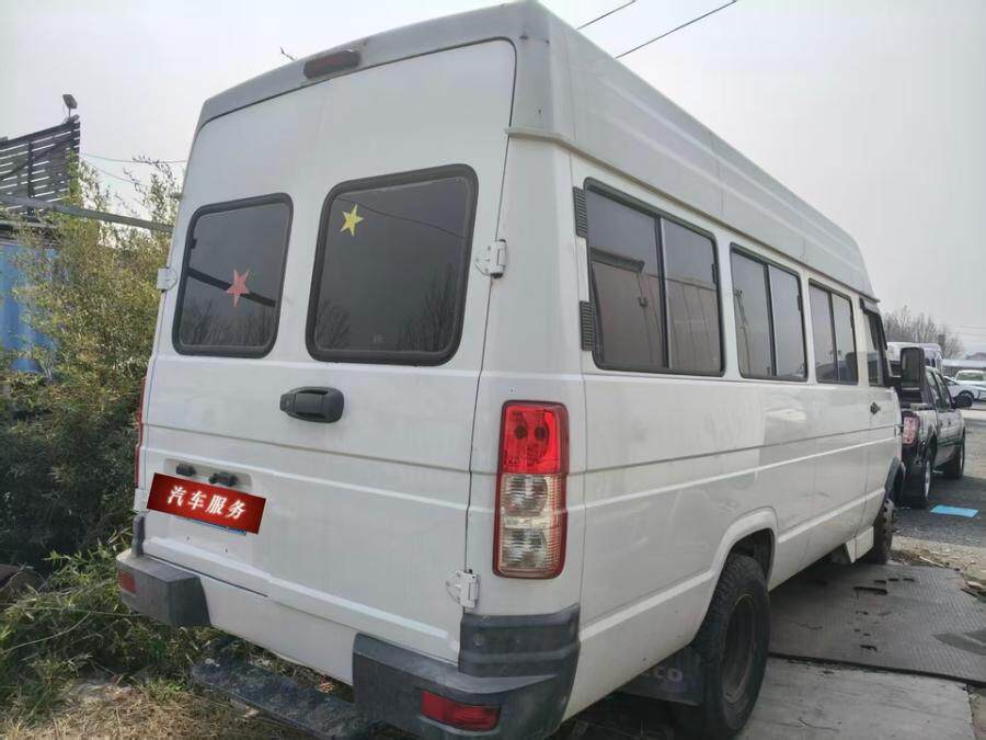 4月13日淄博市19年11月上牌依维柯得意5.99米蓝牌柴油长轴后双胎带天窗中央空调非营运手续齐全可过户网络拍卖公告