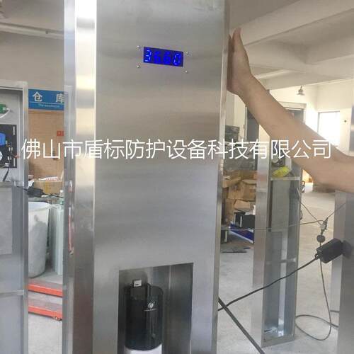 出口英文版智能远距离人体测温消毒门柱非接触式红外线测温消毒机
