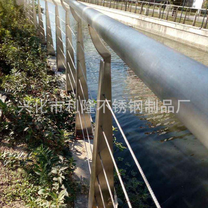 不锈钢大刀片拼焊立柱钢丝绳护栏立柱厂家生产欢迎订购楼梯