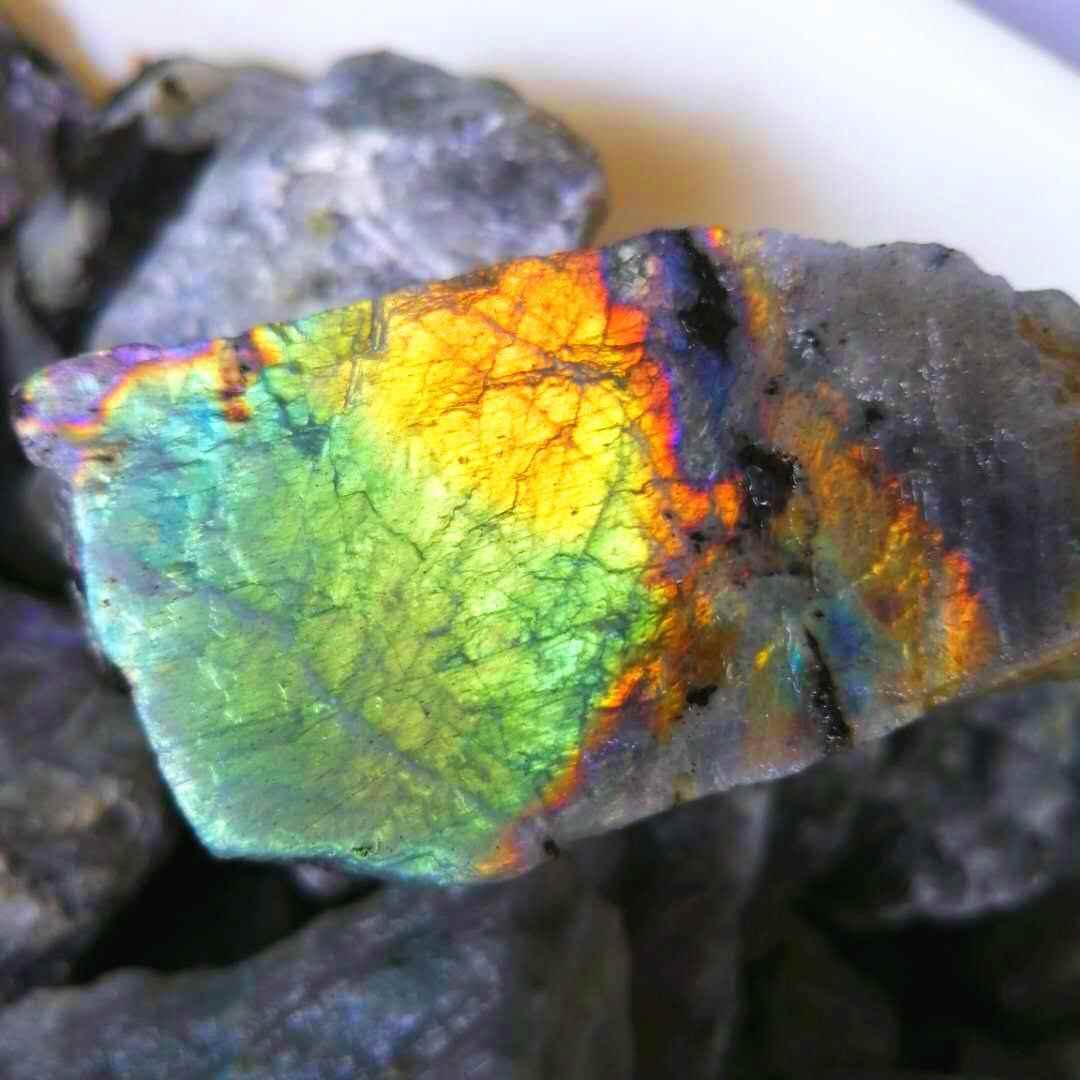 天然彩色拉长石原石 原矿物彩月光石3-8厘米饰品摆件雕刻料