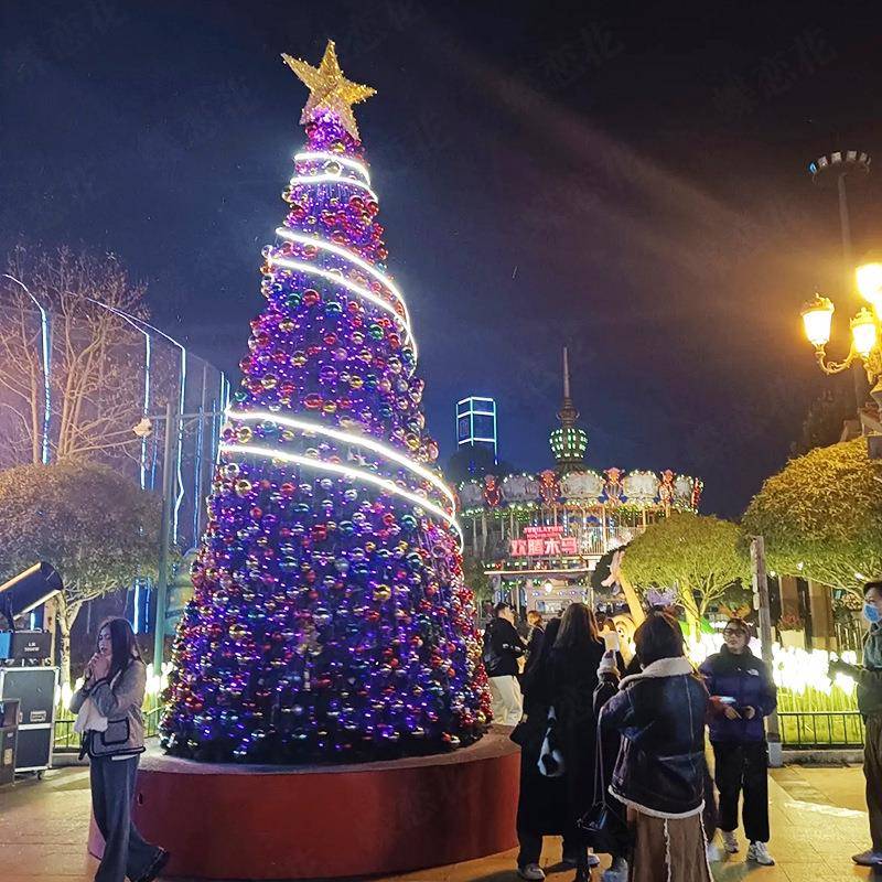 绿色豪华圣诞树 金色灯带缠绕钢架圣诞树 网红打卡雪景圣诞美陈