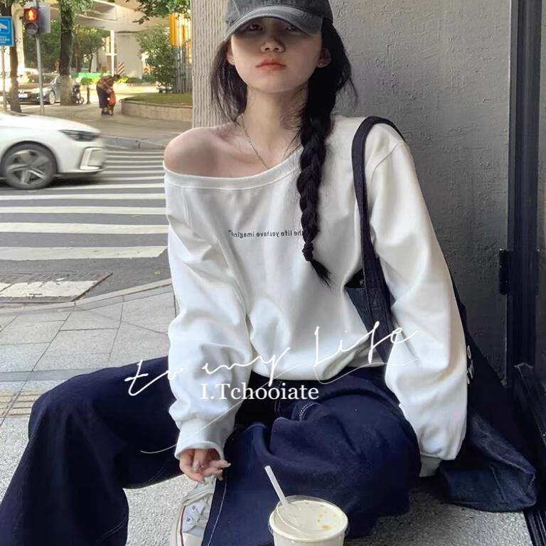 I.Tchooiate白色休闲港风套头卫衣女斜肩字母印花宽松露锁骨上衣