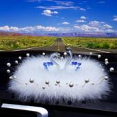 车内饰精致水晶天鹅2025新款 车载中控台羽毛垫汽车摆件轻奢祝福