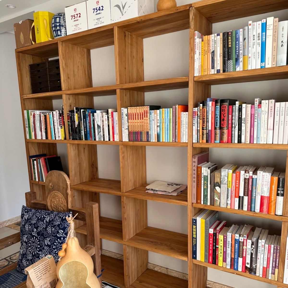 批发老榆木书架做客厅书柜实木吊柜落地置物架满墙隔断格子展示柜