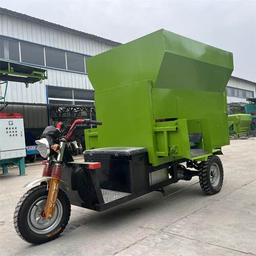小型单侧出料撒草车青储刮板出料拉草车两侧出料肉牛养殖撒料车