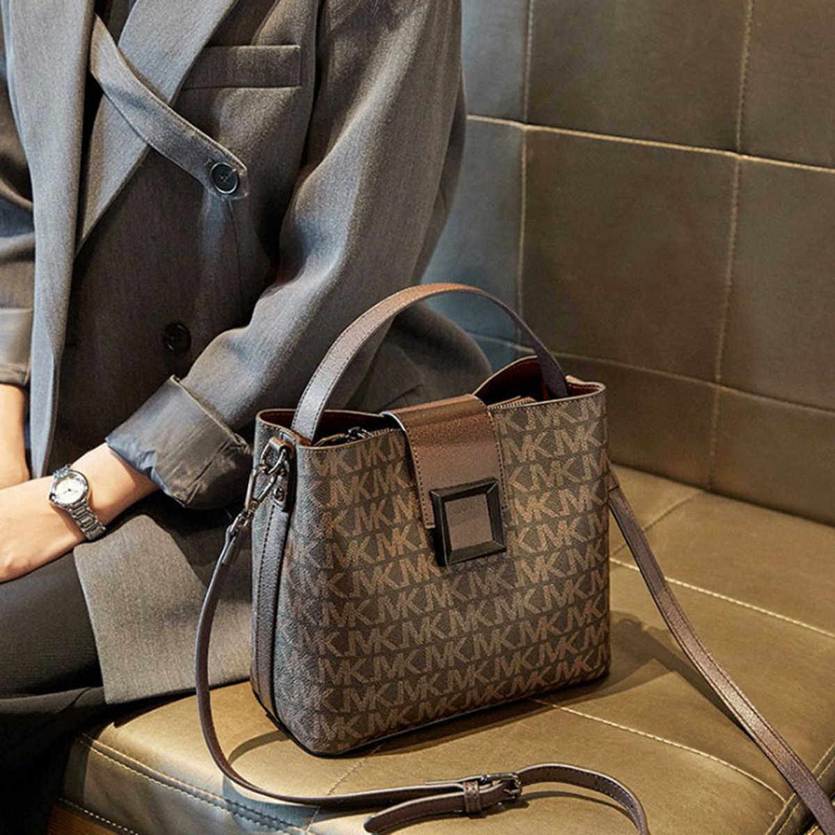 今年流行包包2025新款高级质感手提斜挎女包百搭软皮大容量水桶包,箱包皮具/热销女包/男包,水桶包,淘宝优惠券,粉丝福利购,淘宝优惠卷