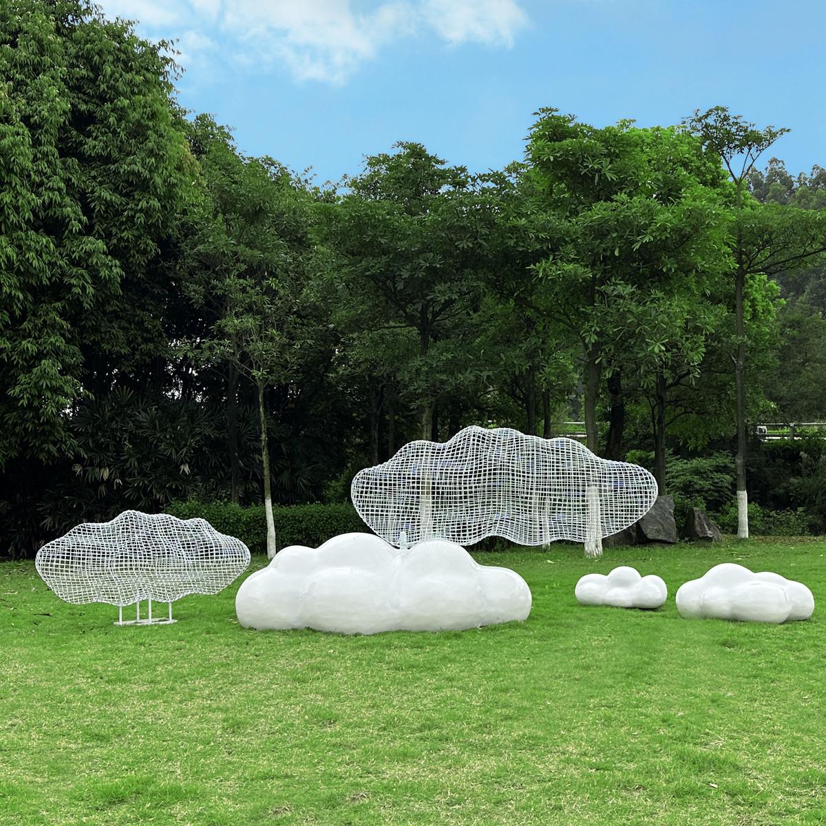 户外不锈钢镂空雕塑玻璃钢人物云朵摆件园林景观地产小区草坪装饰