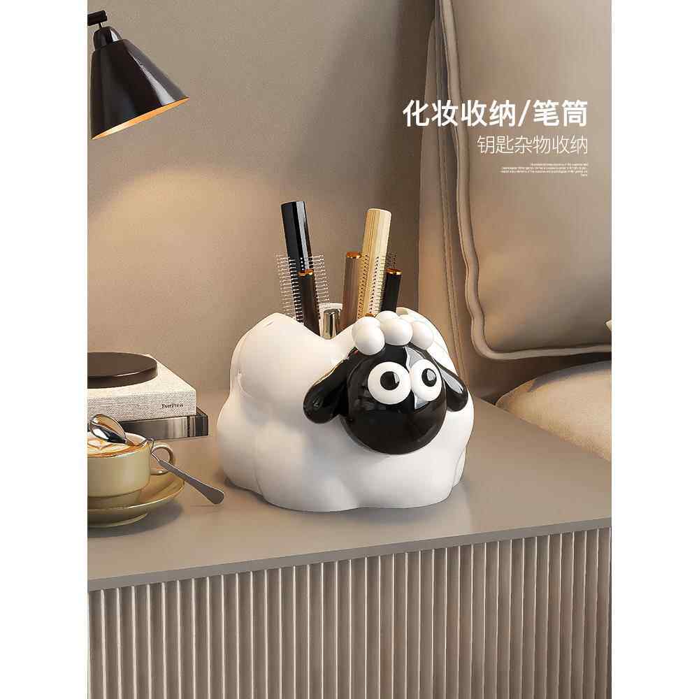 可爱的小羊大容量笔筒装饰品，为学生和孩子桌面文具存储桶实用的