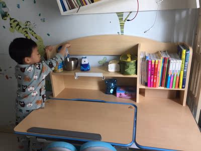 解说生活诚品儿童学习桌对比护童哪个，这两个牌子选谁好？