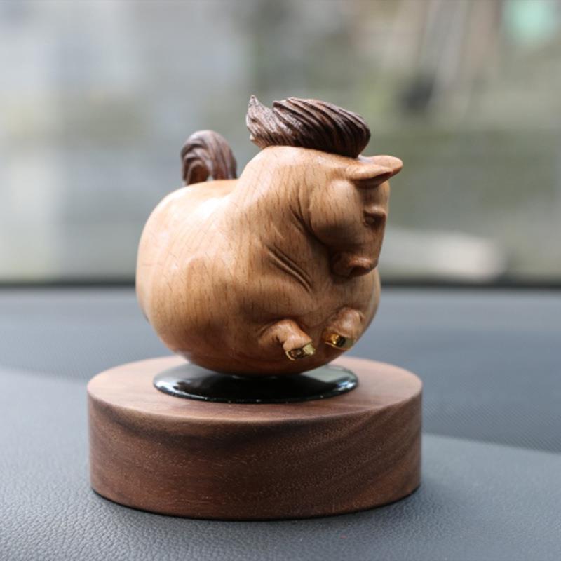 太阳能自动旋转创意汽车摆件黄杨木雕十二生肖害羞马车载招财饰品