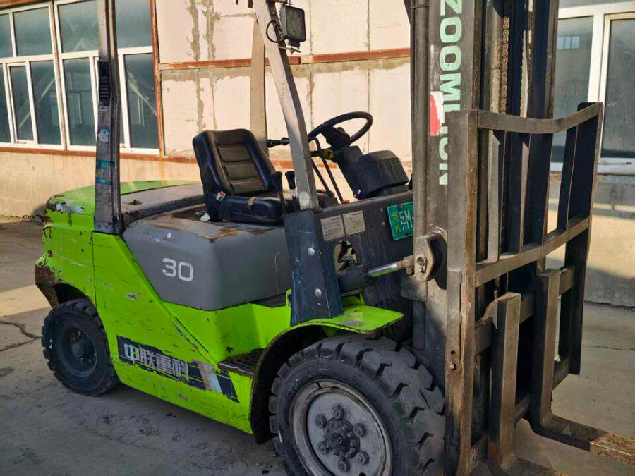 4月12日乌鲁木齐委托-资产处置中联重科叉车一台,起升4米,国三,性能完好网络拍卖公告