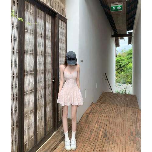 纯欲甜美风气质收腰吊带连衣裙女春夏季高级感修身显瘦小个子短裙