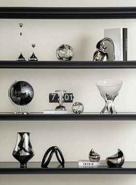 轻奢风格高端银色组合电视小众沙发背景墙开放式网格饰品简单样板