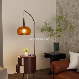 中古风落地灯客厅沙发旁边几高级感置物架复古卧室床头柜一体台灯