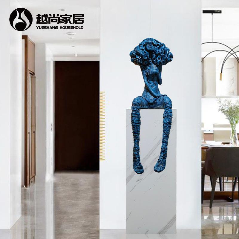 时尚女孩抽象人物软装饰品艺术家居坐姿少女雕塑橱窗门店落地摆件
