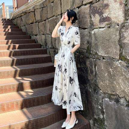 白色碎花洋装女2026夏新款气质收腰高端精致法式茶歇小个子长裙