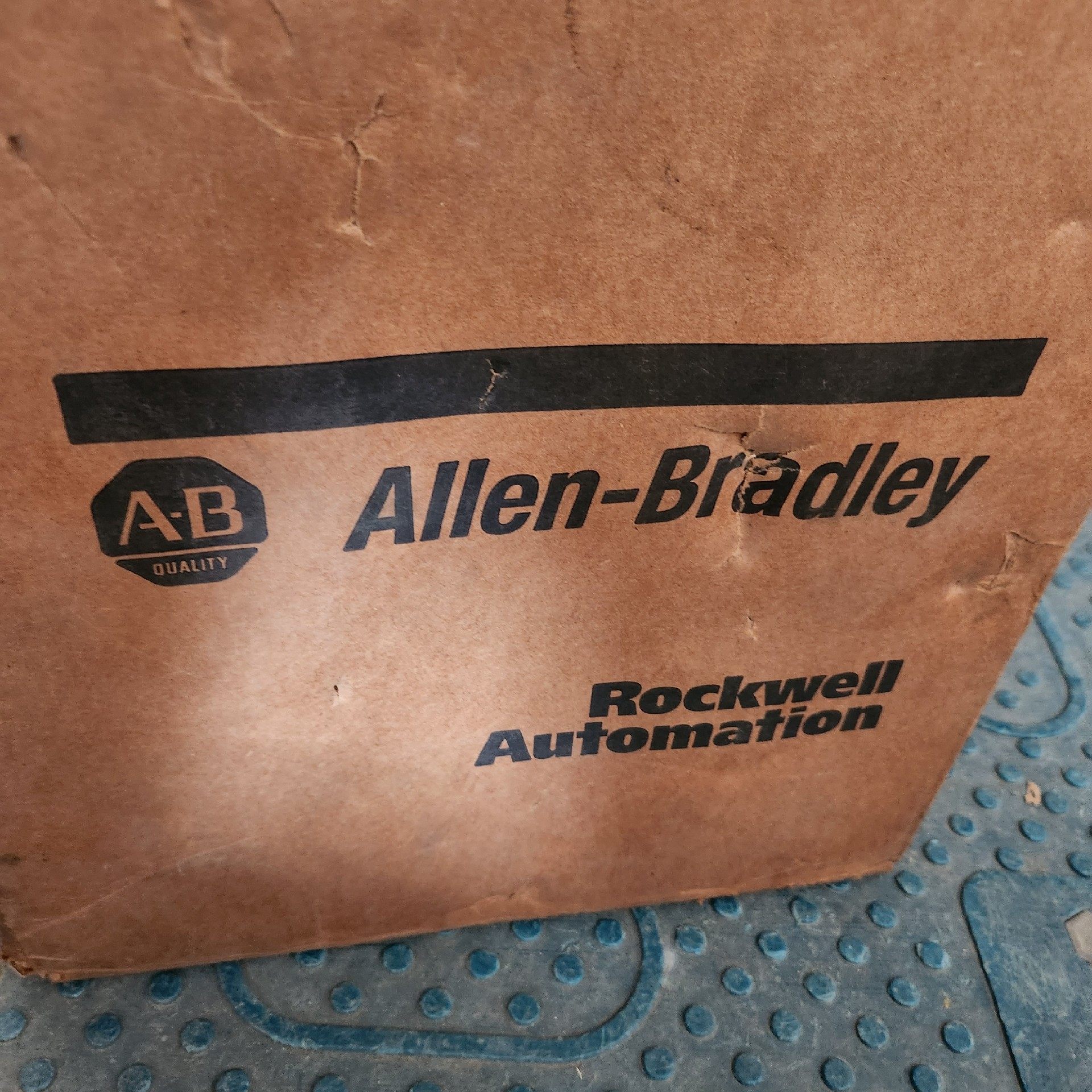 原装AB接触器 全新原包装盒 电压220V现货100-B30