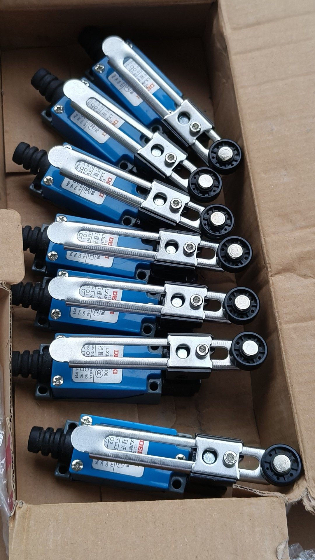 德力西行程开关LXJM1-8108 全新的