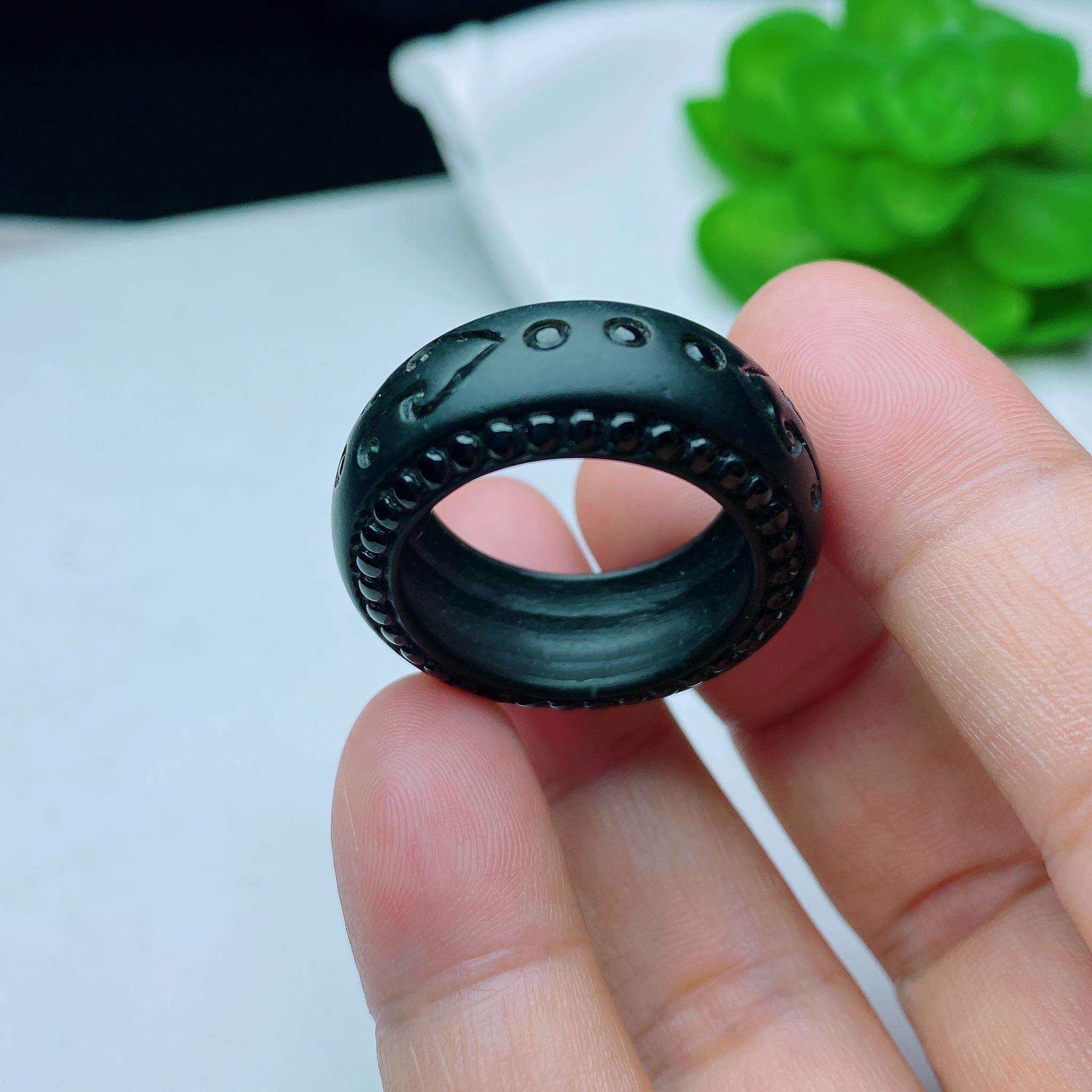 缅甸天然翡翠a货墨翠指环玉扳指键盘黑打灯透绿jy圈口尺寸:24mm