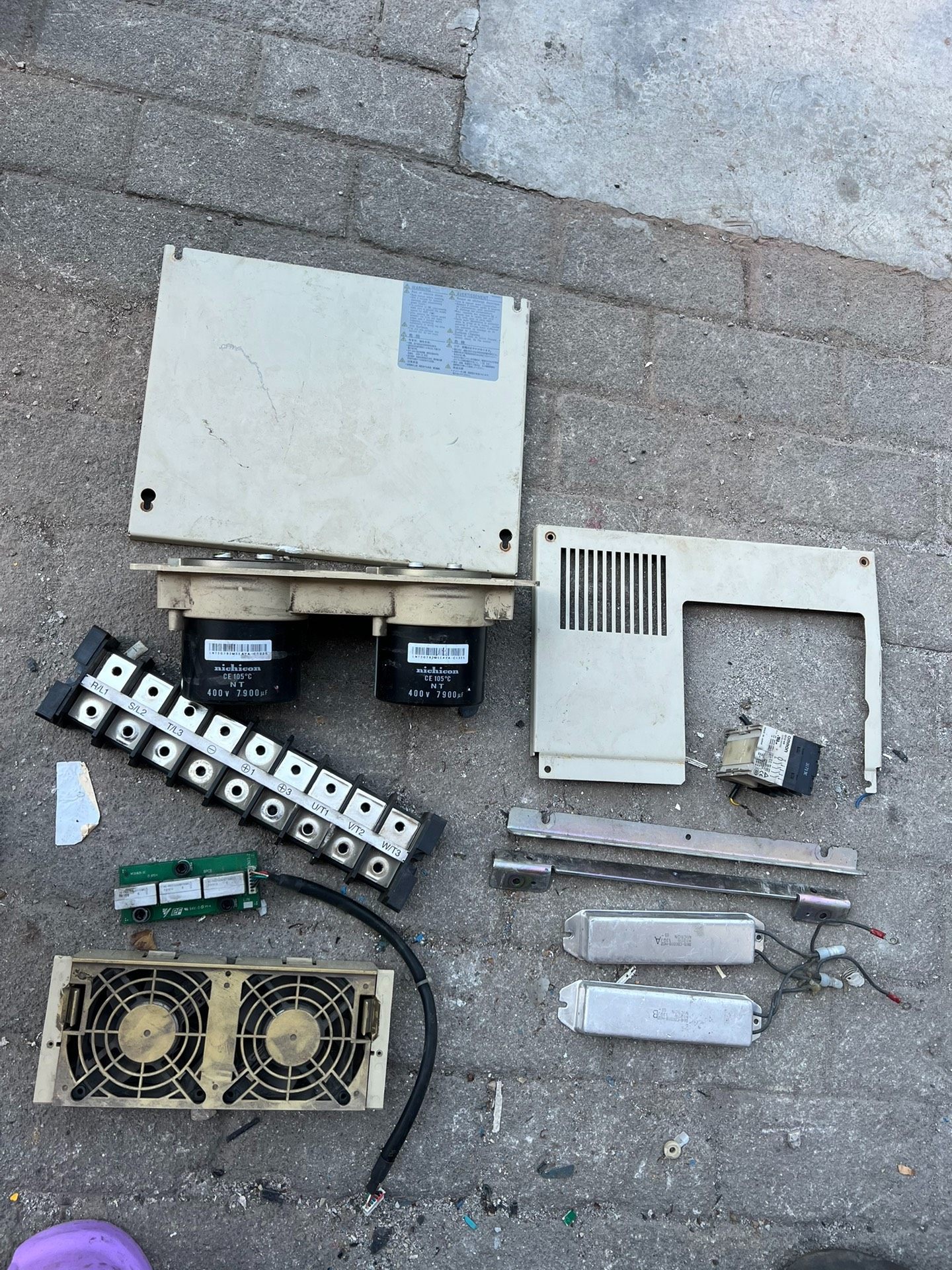 安川A1000变频器37kw配件安装脚，电容，风扇，霍尔，维