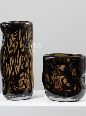 现简约棕色渲染黑条纹波浪琉形璃花样板间客厅餐厅桌面软装饰