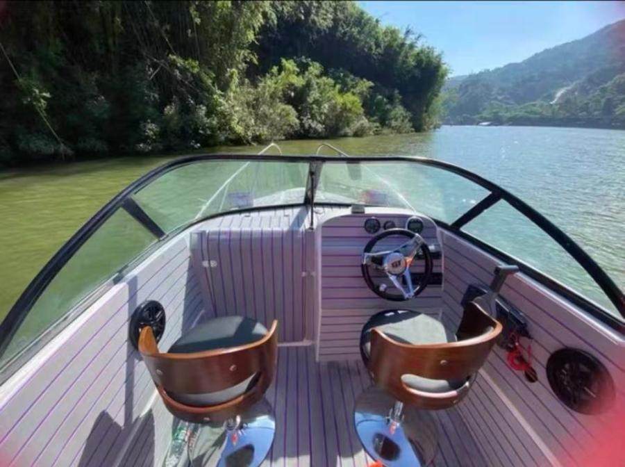 5.5米休闲快艇一台配置进口雅马哈2冲60匹船外机