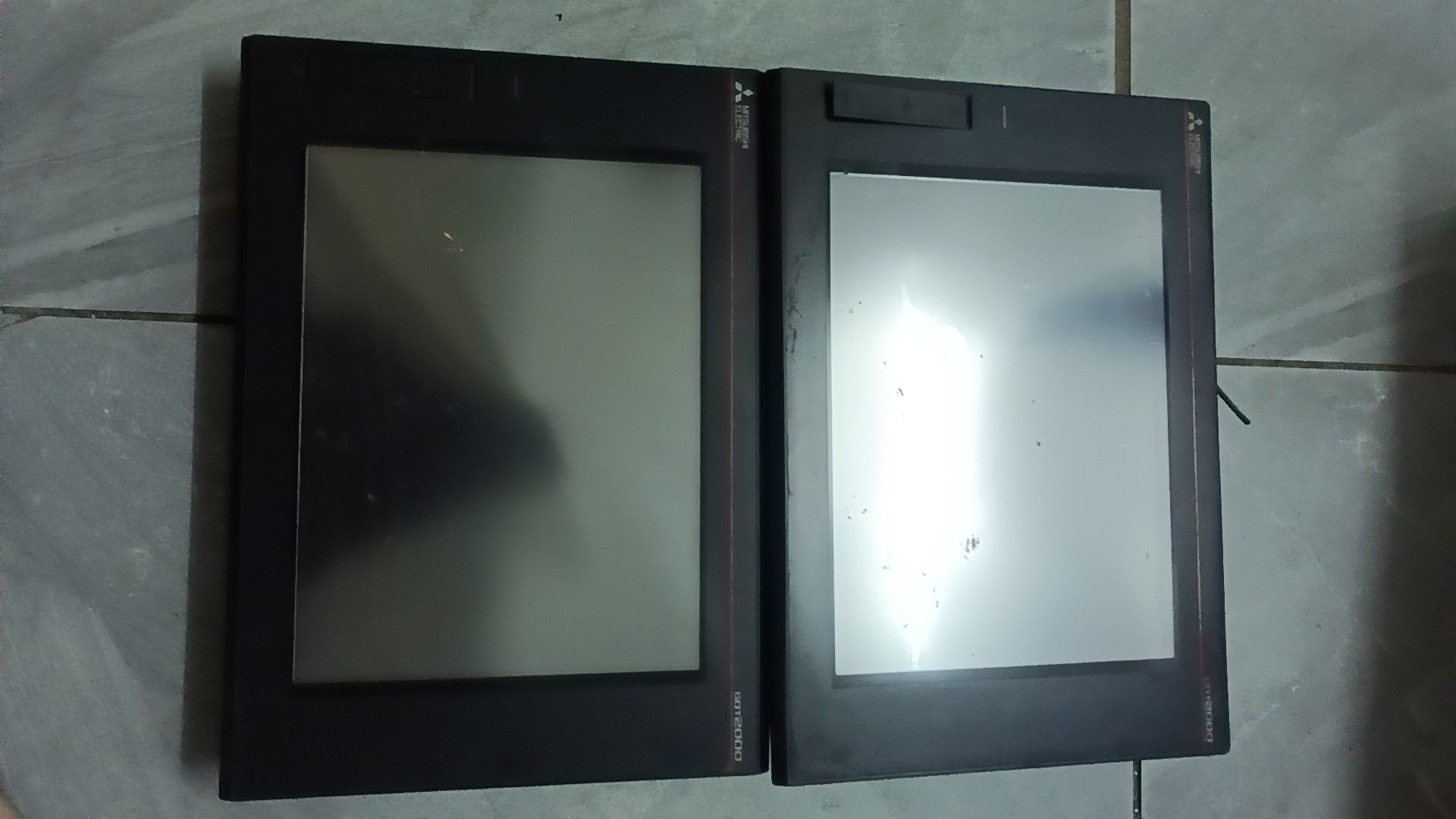 拆机三菱触摸屏GT2710-STBA有两台，通电如图
