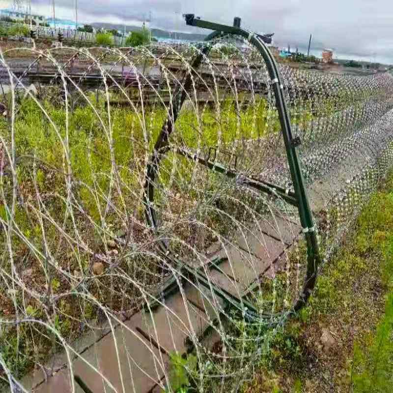 不锈钢刀片刺绳螺旋式蛇腹型刺丝滚笼学校监狱围墙防爬防盗铁丝网