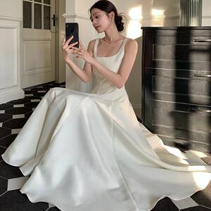 与茧 赫本裙设计感收腰显瘦光泽感高级中长版吊带洋装礼服裙
